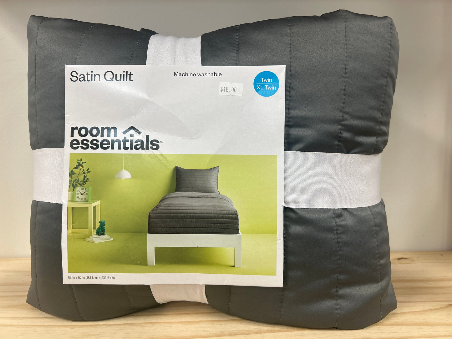 Room Essentials Satin Quilt - Twin size